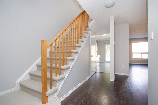 Photo du bâtiment - Contemporary 3-Bedroom Townhouse for Rent ...