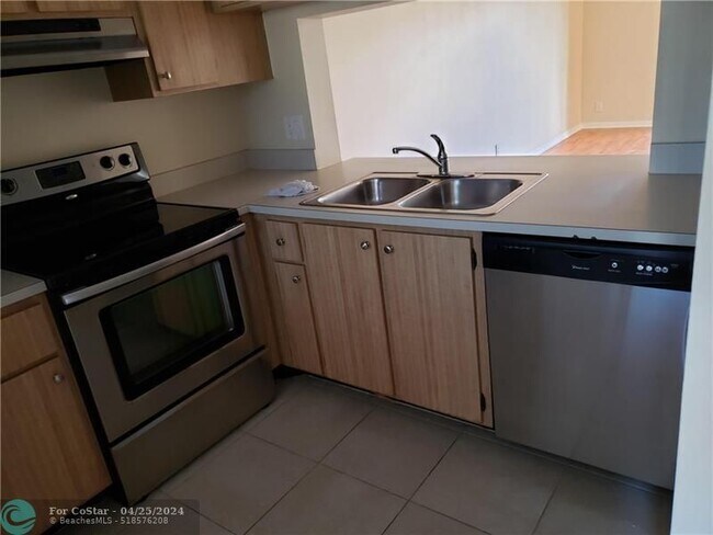 Building Photo - 1236 S Military Trail