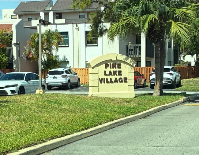 Building Photo - 8883 Fontainebleau Blvd