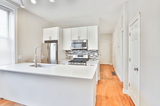 Building Photo - 2Bed/1Bath in Wicker Park with beautiful k...