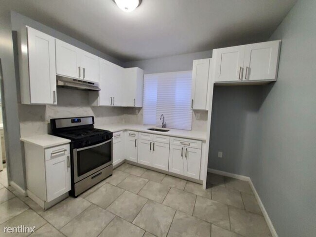 Building Photo - 3 br, 1 bath Townhome - 180 S 9th St