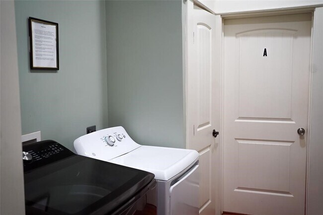 Foto del edificio - 2715 Monterey St