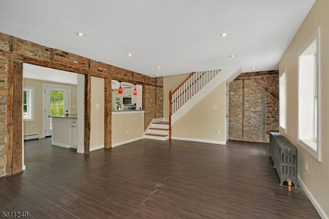 Building Photo - 619 S Main St