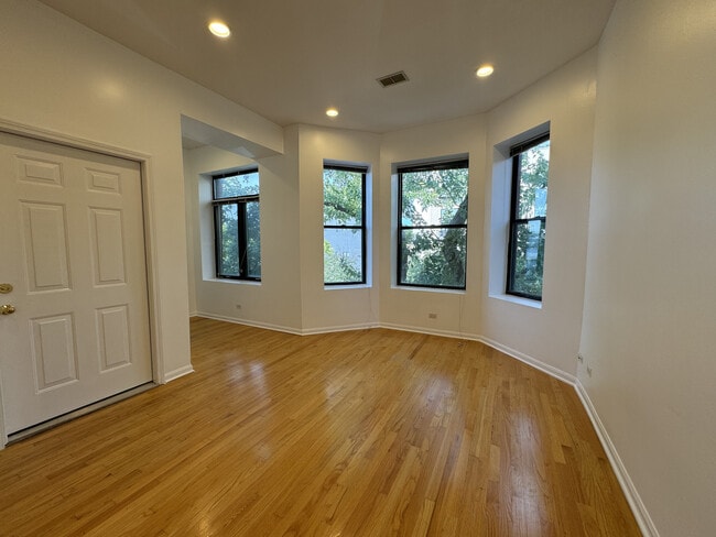 Foto del edificio - 817 N Hoyne Ave