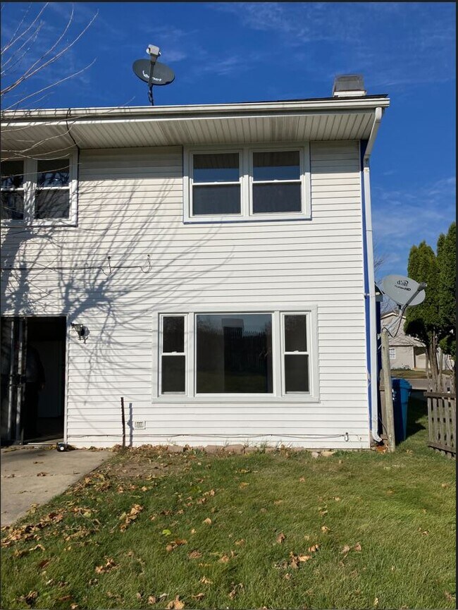 1003 Apple Ct, Aurora, IL 60505 Townhome Rentals in Aurora IL