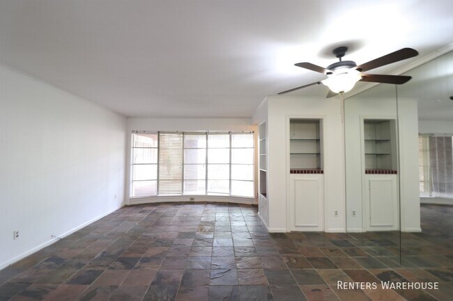 Building Photo - Stunning 2 bedroom, 2 bath in ideal locati...