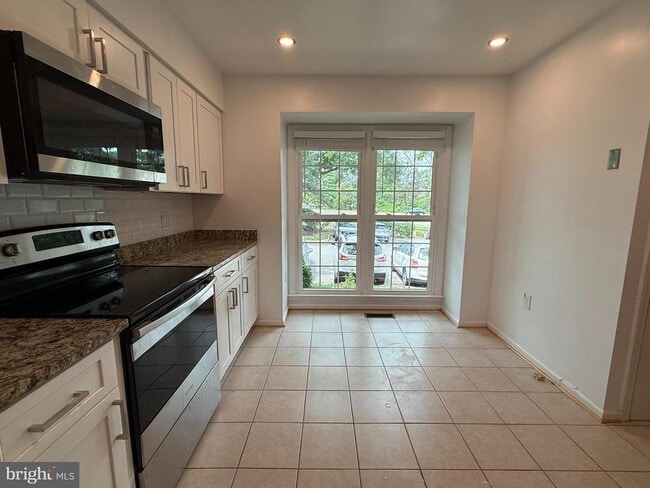 Building Photo - 5832 Apsley House Ct