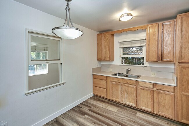 Building Photo - 4528-4528-4 Rosemont Ave