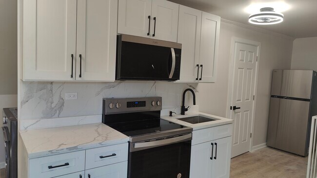 Building Photo - 3038 W 40th St
