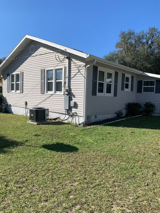 Building Photo - Cute 3/1 on 1/2 acre.