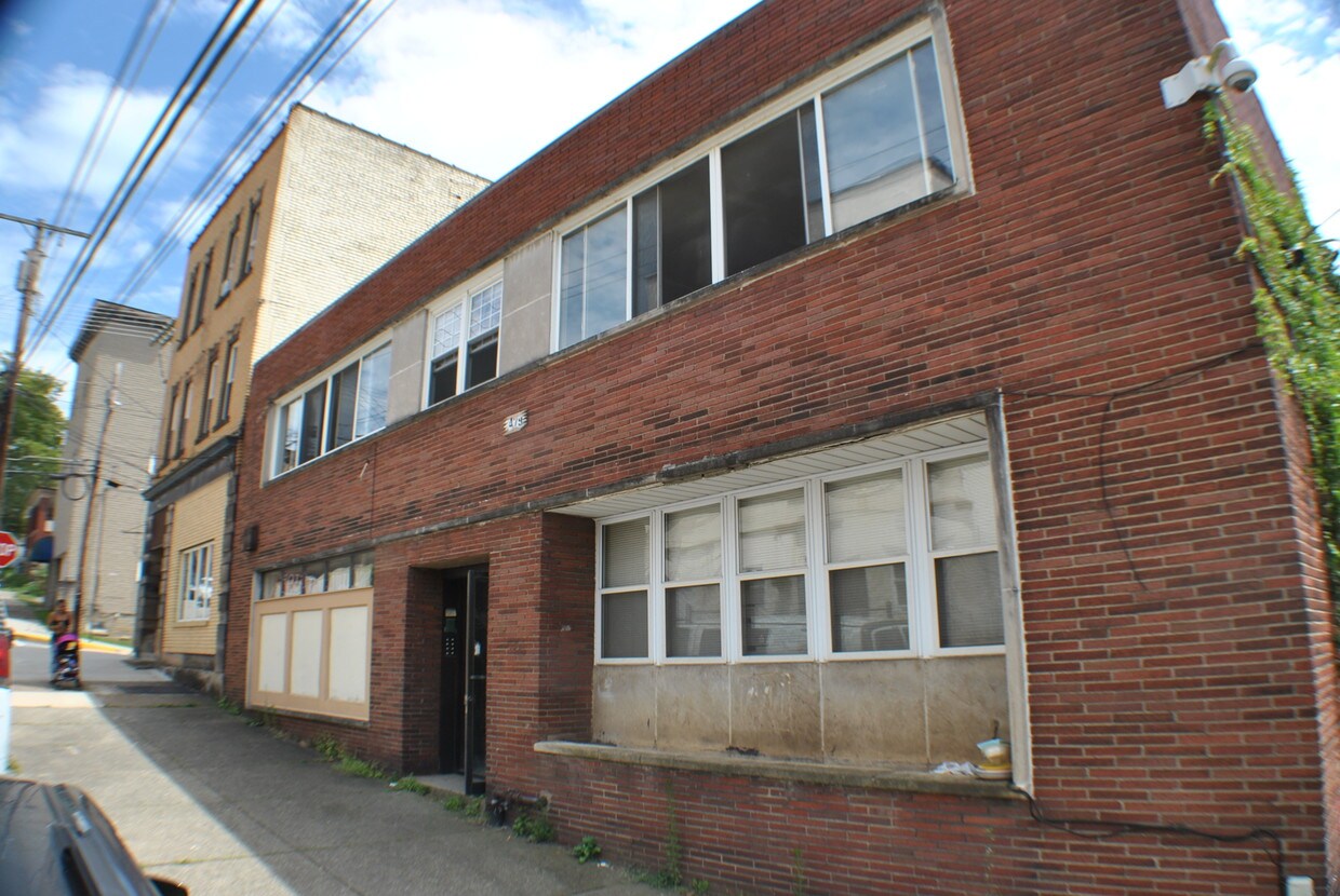 479 3rd St Unit 5, Pitcairn, PA 15140 Room for Rent in Pitcairn, PA