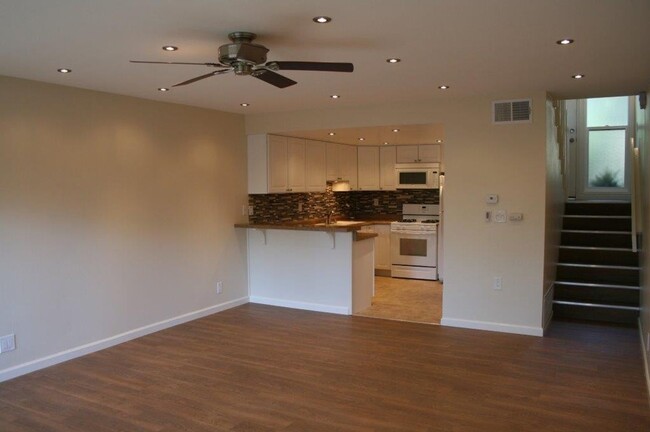 Foto del edificio - Entirely Remodeled 2 story Townhome with a...