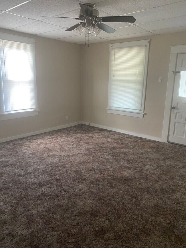 Foto del edificio - 411-411 1/2 N. Clay, Hoisington