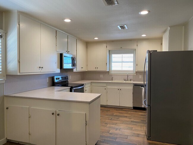 Building Photo - 3318 Mariana Ave