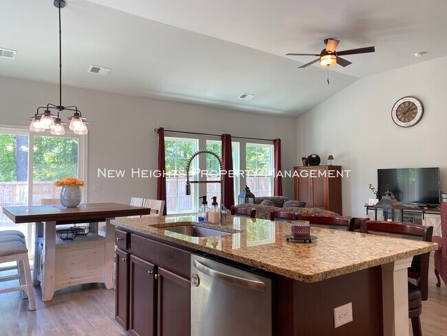 Building Photo - 543 Nandina Dr
