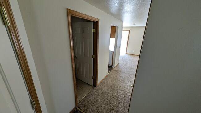 Building Photo - 4 bedroom 2.5 bath home