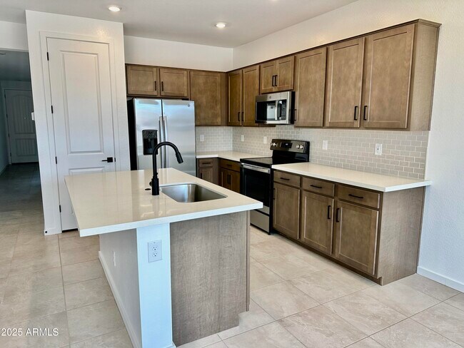 Building Photo - 25253 W Hidalgo Ave