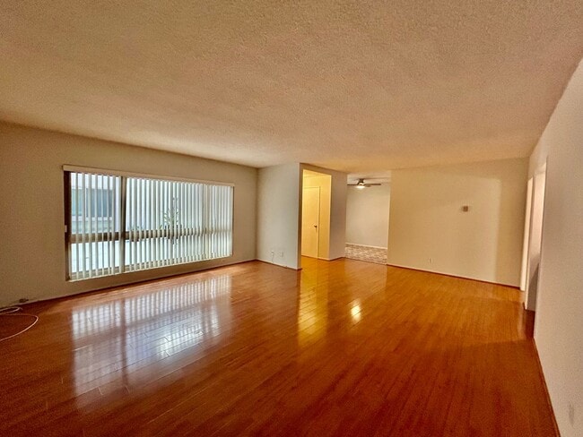 Building Photo - Fox Hills 2 Bd Condo *$500.00 Off First Month's Rent!*