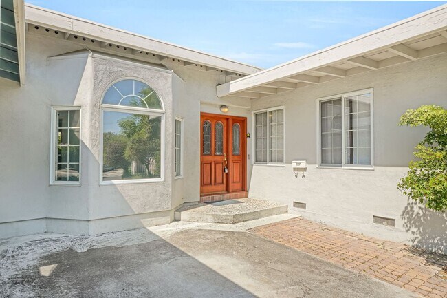 Building Photo - Spacious 4 bed, 2.5 Bath Home with Bonus Room and Pool in Palo Alto!