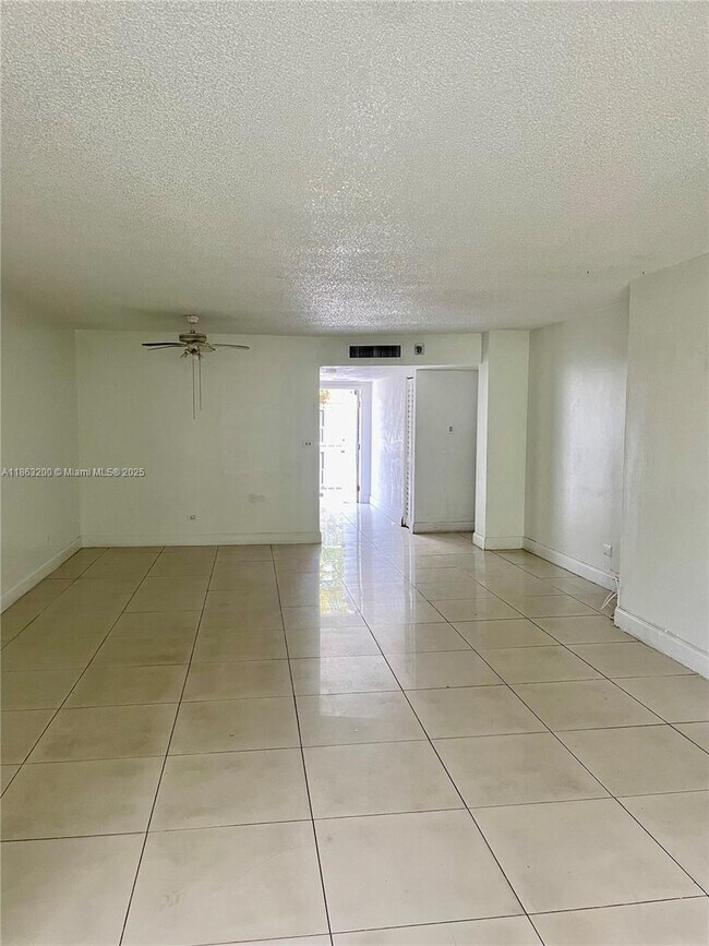 Foto del edificio - 445 NE 195th St