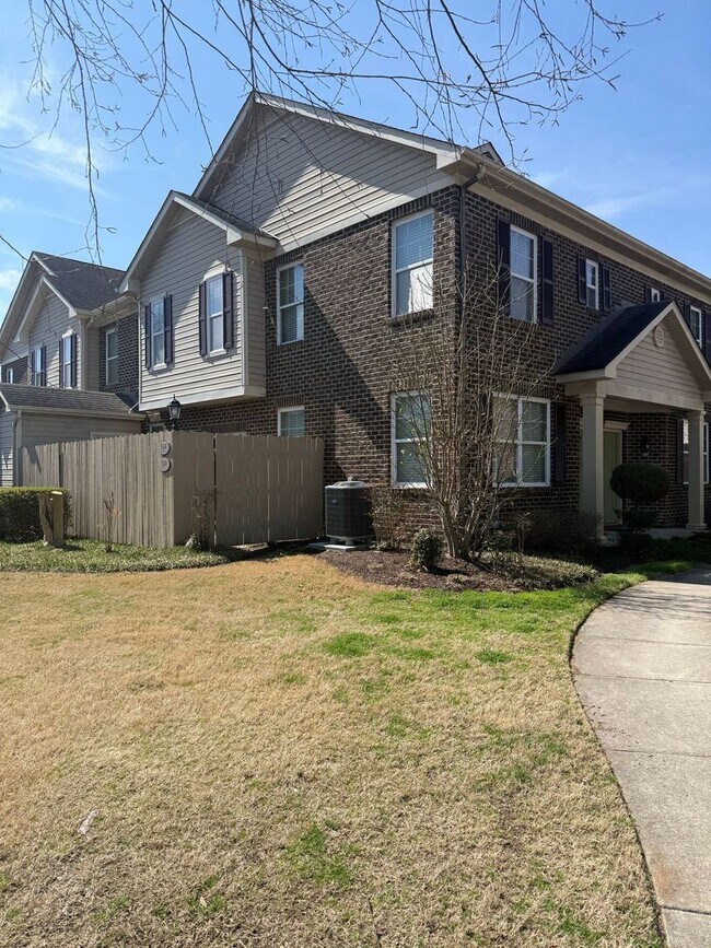 Foto del edificio - Spacious End-Unit Condo with Dual Primary Suites & Bonus Room