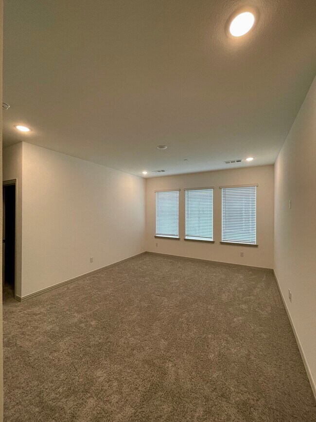 Building Photo - 2813 Jacaranda Dr