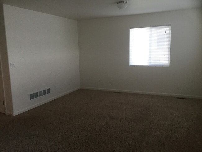 Building Photo - 3 BEDROOM 2.5 BATHROOM SADDLE RIDGE TOWNHOUSE