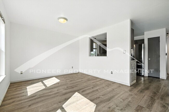 Foto del edificio - Spacious Home with Washer/Dryer and Centra...