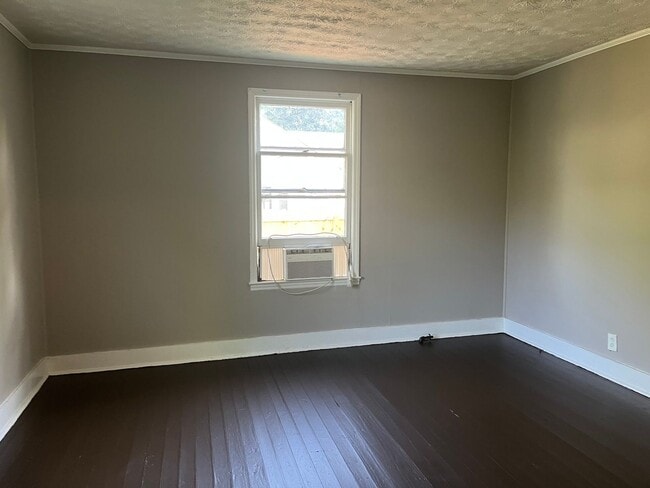 Building Photo - 2 Bed 1 Bath House