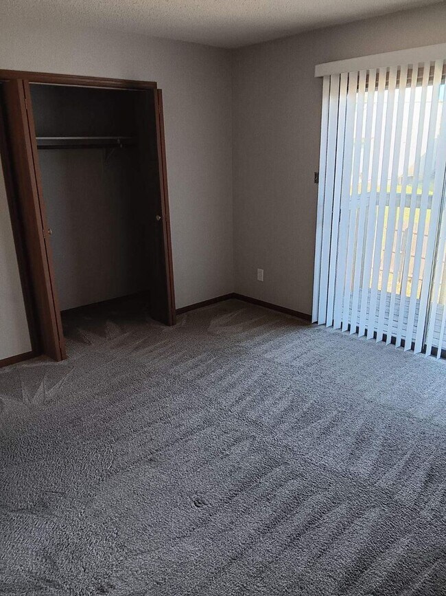 Foto del edificio - 850 Sq Ft, 2-bedroom, 1-Bath Apartment in 4-plex near 29th & Wannamaker.