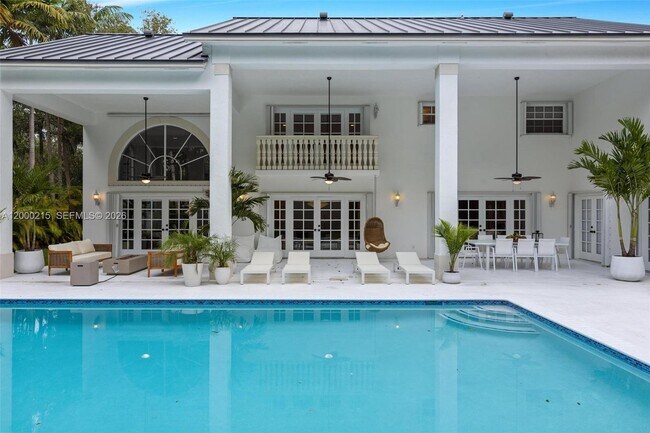 Foto del edificio - 14850 Old Cutler Rd