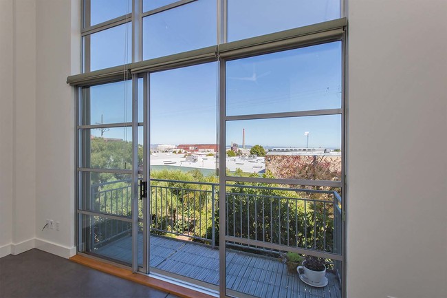 Building Photo - Renovated Dogpatch Loft