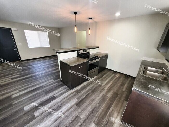 Building Photo - Beautiful and Modern in Lawrence-Available in AUGUST!!