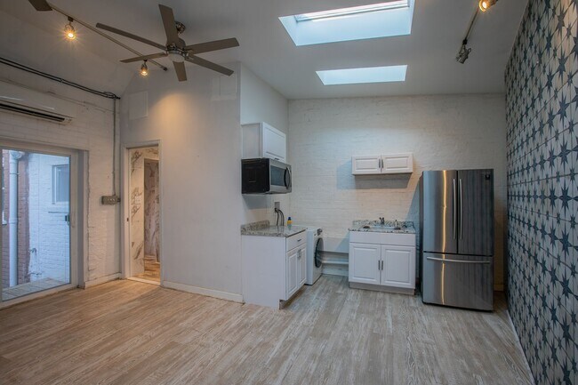 Foto del edificio - 65 New York Ave NW