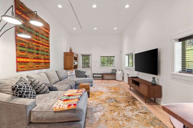 Foto del edificio - Furnished Modern Loft in Ottery Bay