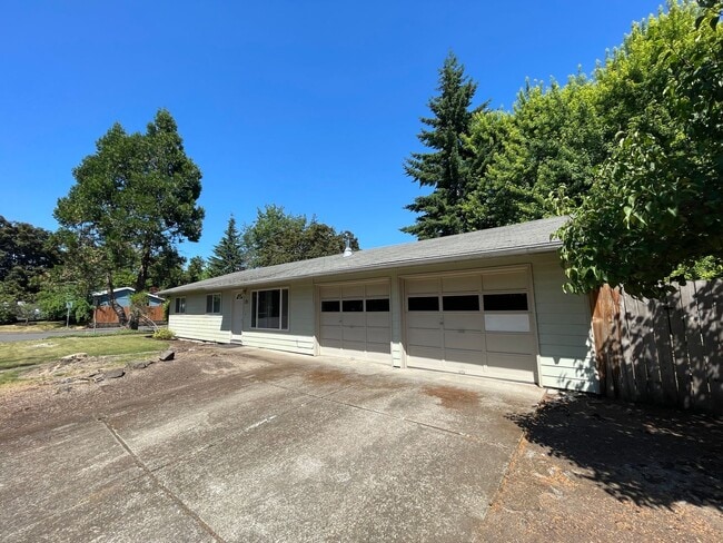 Building Photo - Hard to find 3 bedroom 2, bathroom.