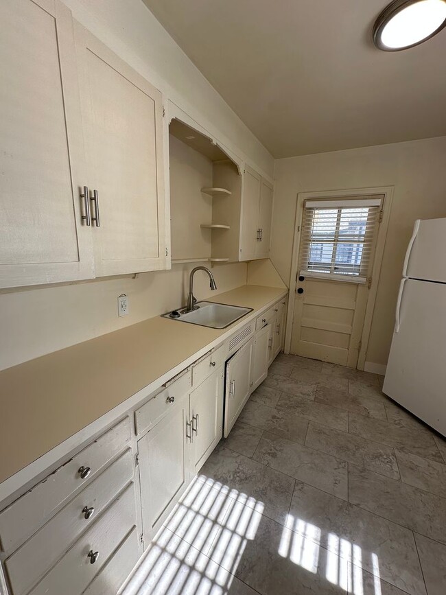 Building Photo - 1705 Hugur Ave