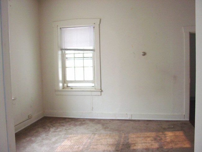 Building Photo - 106 E Main St