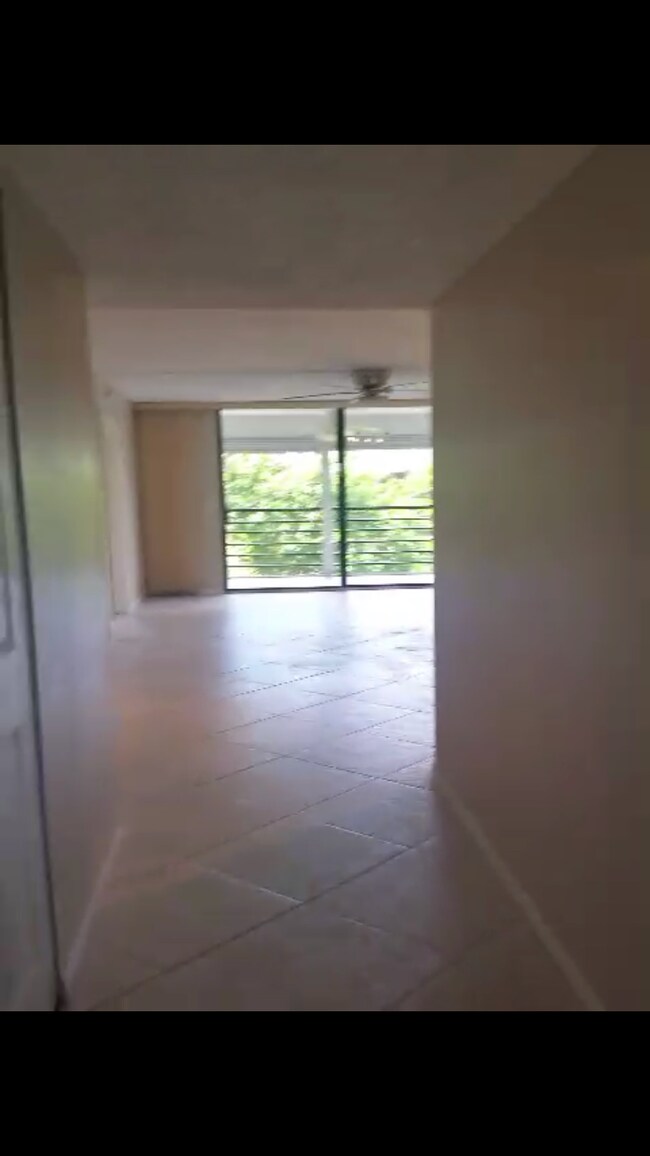 Foto del edificio - 4700 Lucerne Lakes Blvd