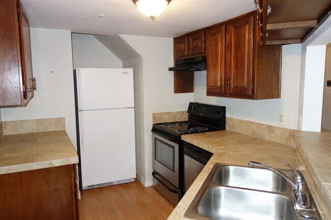 Building Photo - 3033 San Jacinto St