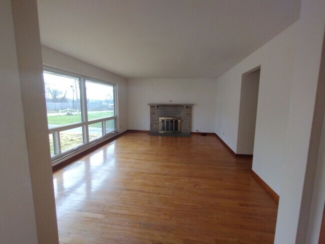 Building Photo - Pets Allowed - 3 Bedroom Spacious home Low...