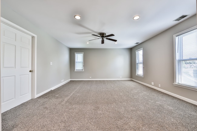 living room - 5265 N Lawler Ave