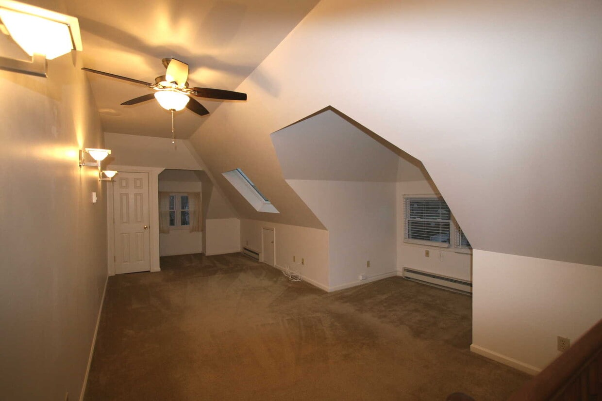 1357 Riverside Dr, Lakewood, OH 44107 Townhouse for Rent in Lakewood