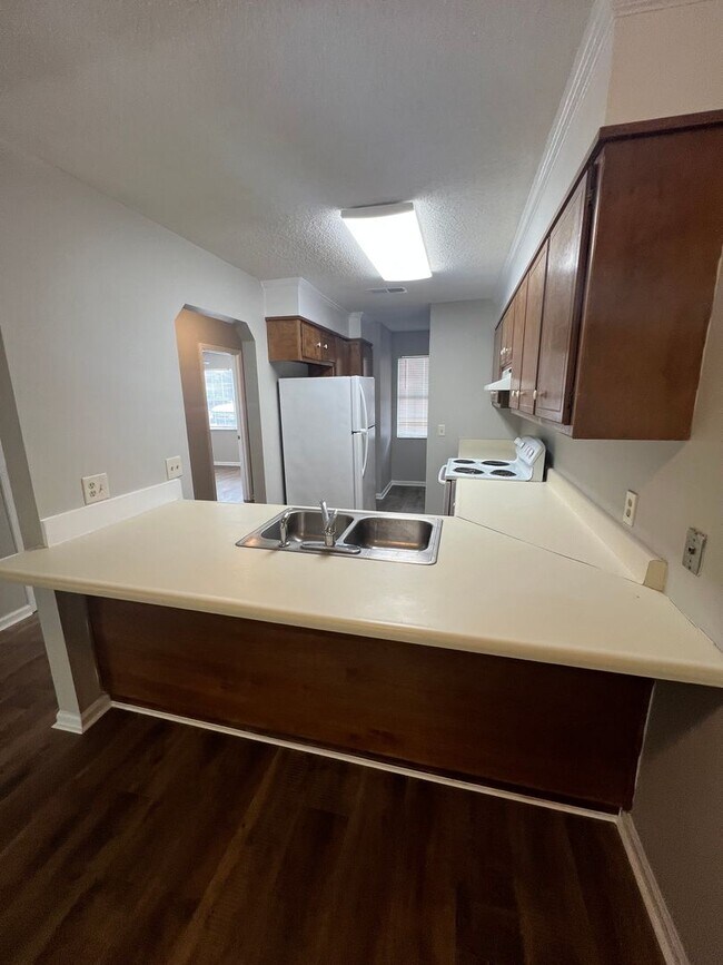 Building Photo - Lovely 2BD/2B Duplex Close to Moody AFB & ...