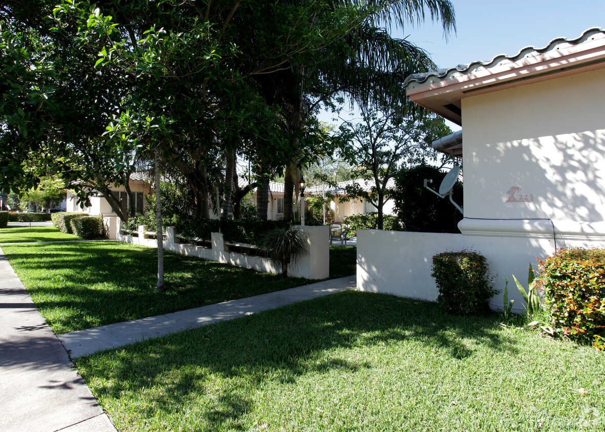 Building Photo - 223-231 Mendoza Ave