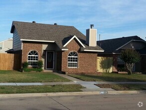 Building Photo - 2102 Westmore Dr