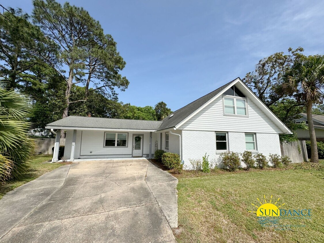 Primary Photo - Stunning 3 Bedroom Home near Hurlburt Fiel...