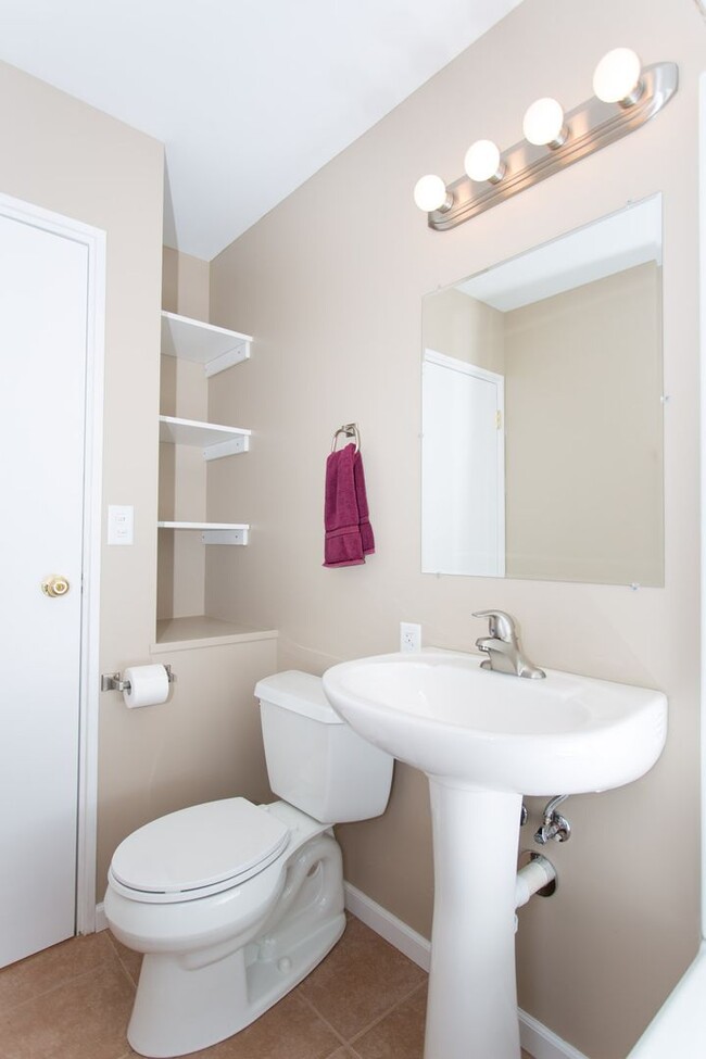 Building Photo - 3 Bedroom 1 bath $1295