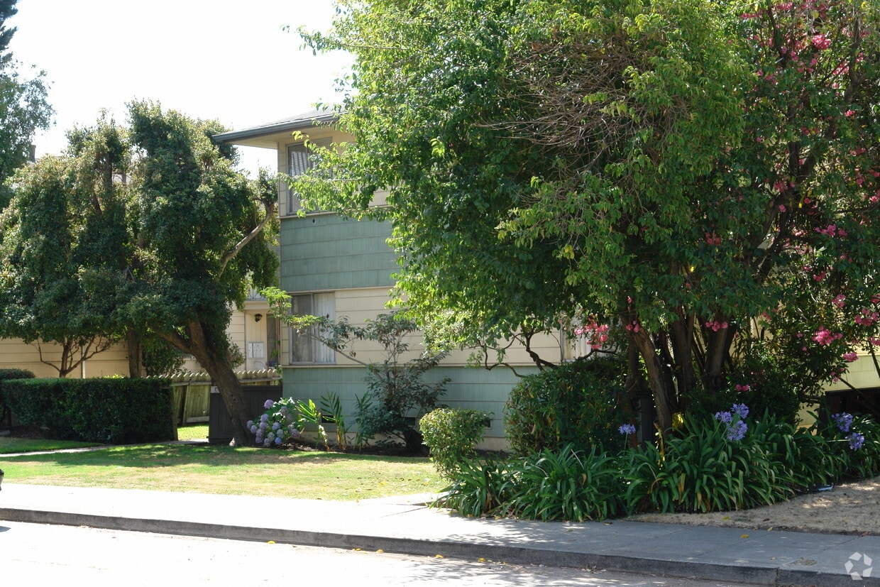 Building Photo - 526 19th Ave