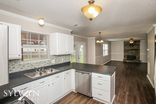 Building Photo - This 4 BR, 2.5 BA house is the perfect pla...